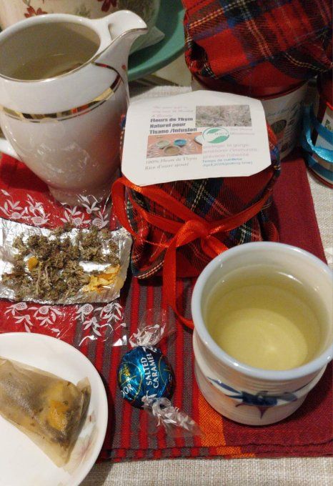 Tisane aromatique de fleur de  thym et  camomille pour bien-être