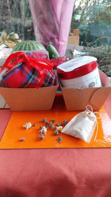 Tisane aromatique de fleur de  thym et  camomille pour bien-être